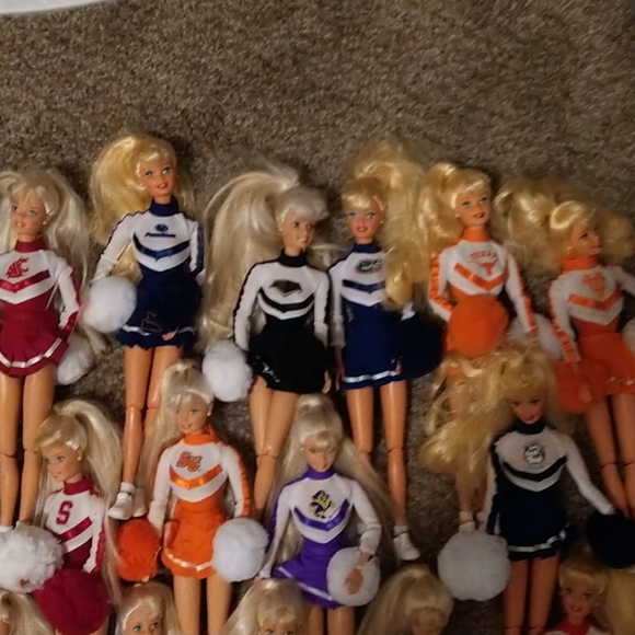 26 College cheerleading Barbies - Picture 7 of 15